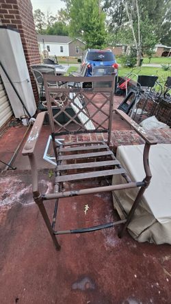 OUTDOOR BARSTOOLS(4) ...no Table