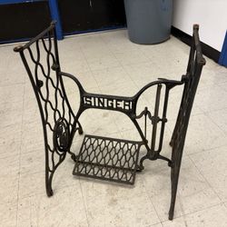 ANTIQUE SINGER CAST IRON SEWING MACHINE STAND BASE TREADLE 