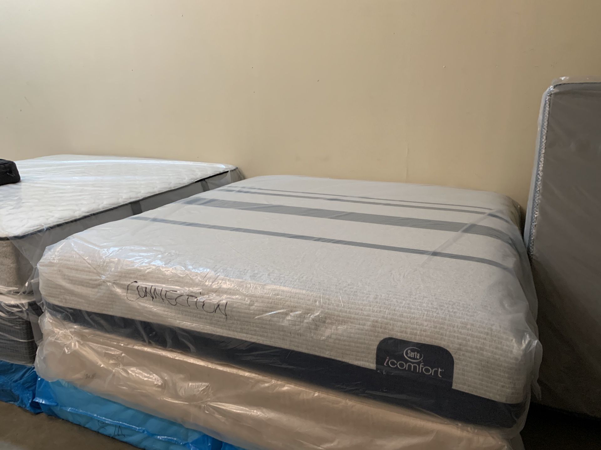 New king serta I Comfort blue 300 plush mattress and free box spring