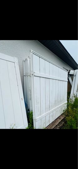 White vinyl privacy fencing / PANEL AND POST