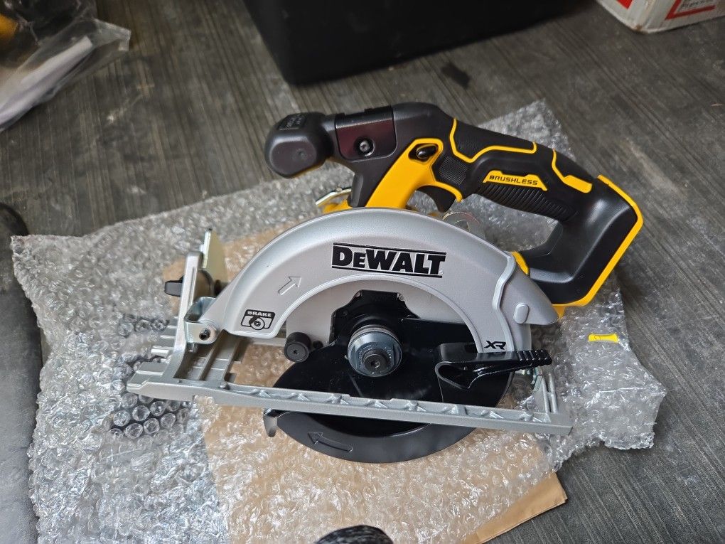 DEWALT 20VMAX XR BRUSHLESS 6-1/2"(165MM) CORDLESS CIRCULAR SAW NEW (TOOL ONLY)