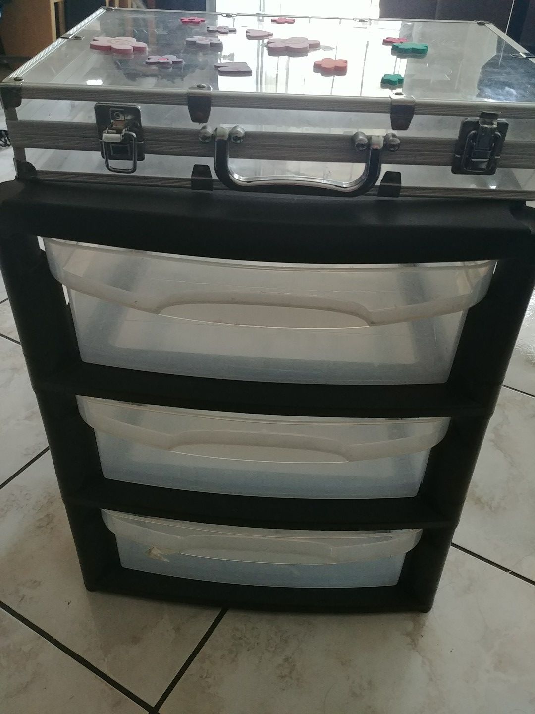 3 drawer plastic storage used, in very good condition and clear case