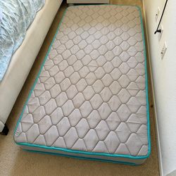 I'm selling a mattress for one person. In good condition.