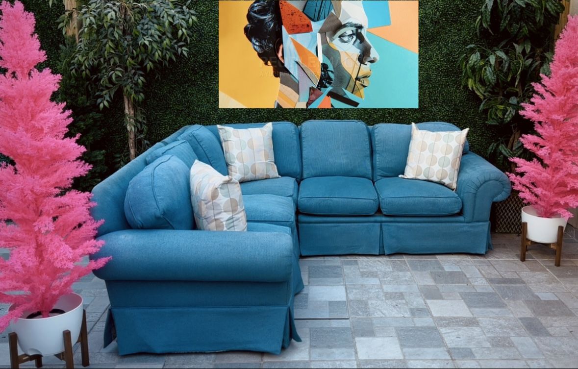 (Free Delivery 🚚) Blue Calico Corner Sectional Couch