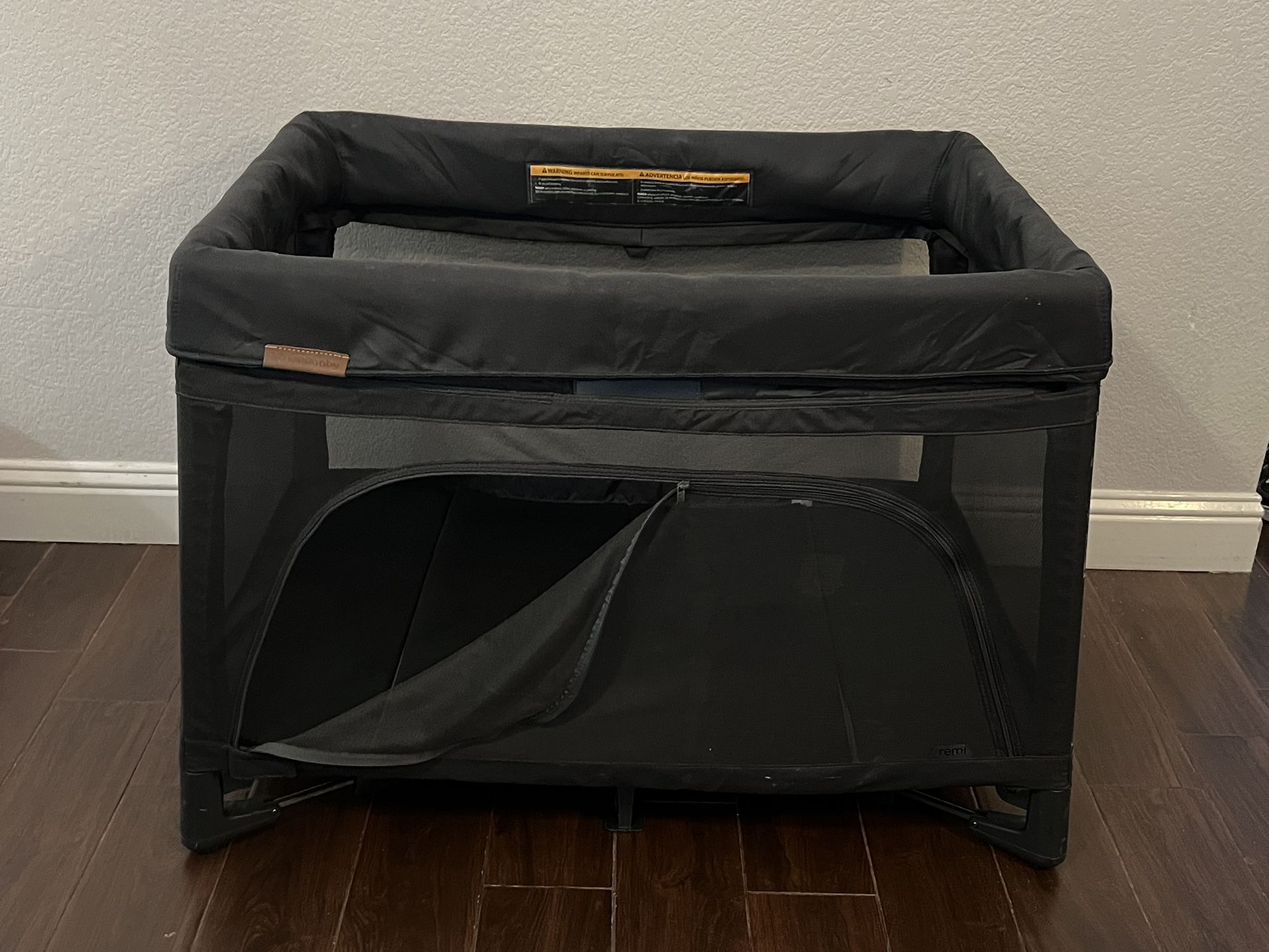 UPPAbaby REMI Playard, Jake (Charcoal)