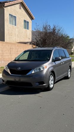 Toyota Sienna 2011
