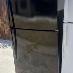 Refrigerator Like New Condition! Whirlpool Name Brand! 33 Inches Wide Top Freezer! Delivery Available! Free Warranty!