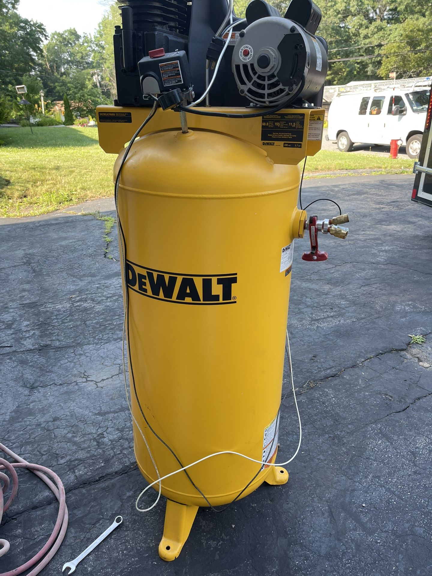 same new compressor 60 gallons De Walt
