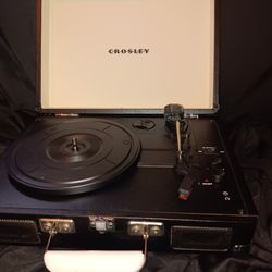 Crosby Suitcase Turntable 
