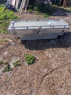 Truck bed tool box