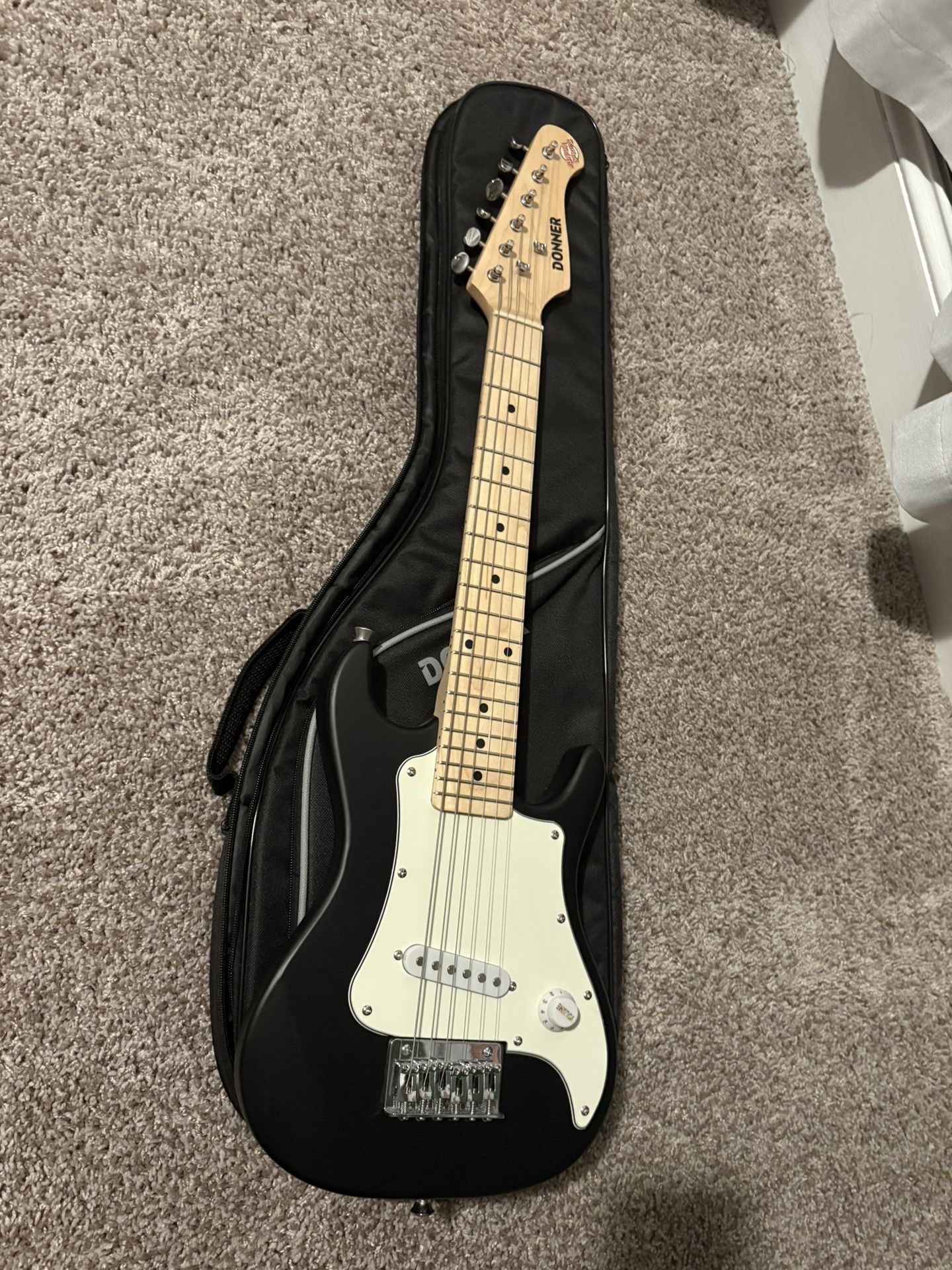 DONNER Electric Guitar For beginners Like new Includes Case and Guitar Chip