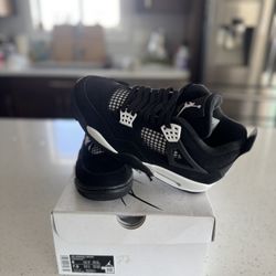 Air Jordan 4 Retro “White Thunder”