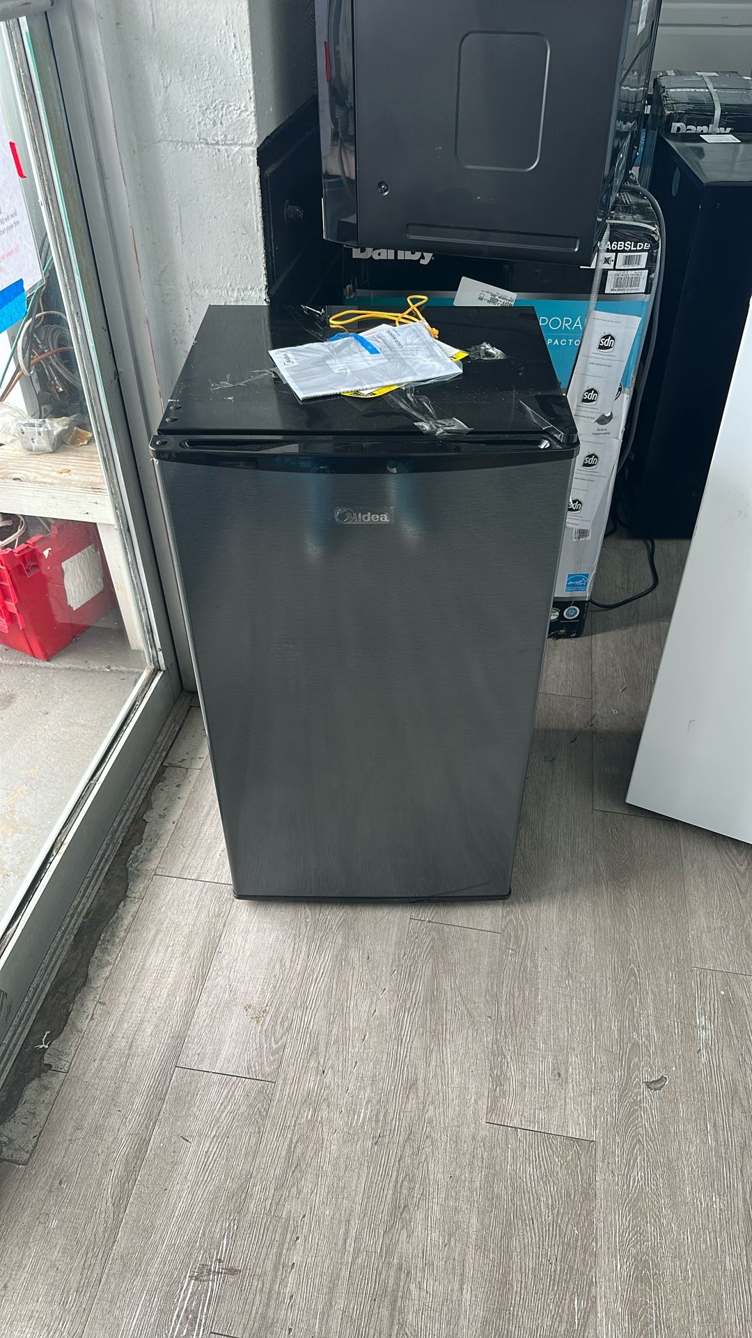Midea Compact Refrigerator (Scratch/Dent)