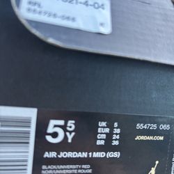Air Jordan 1 MID (GS)  Size: 5Y black/university red noir /universite rouge
