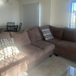 Modern Brown Couch – Excellent Condition