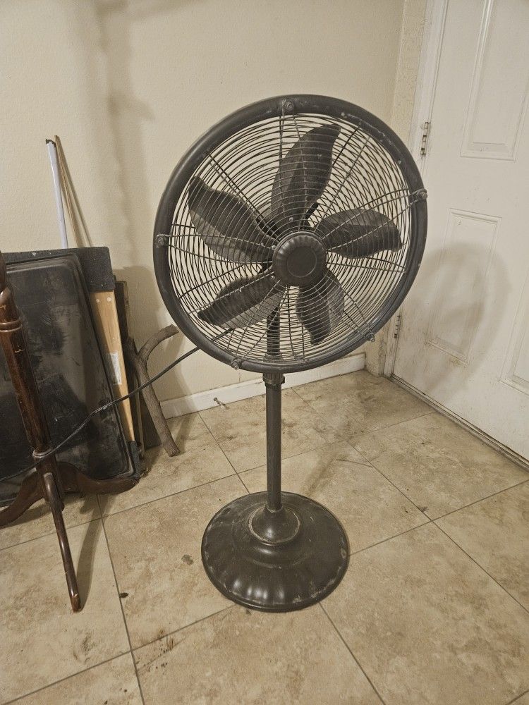Electric Floor Fan With Mist