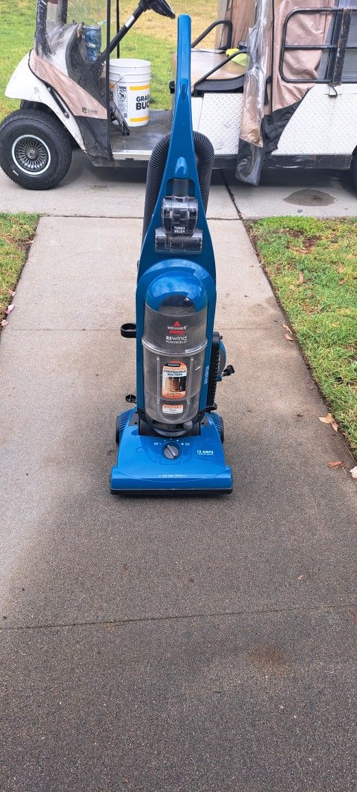 Nice Bissell Vacuum With Retractable Cord. Works Great