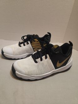 Nike Hustle D 9. Boy's shoes Size 4. Brand New