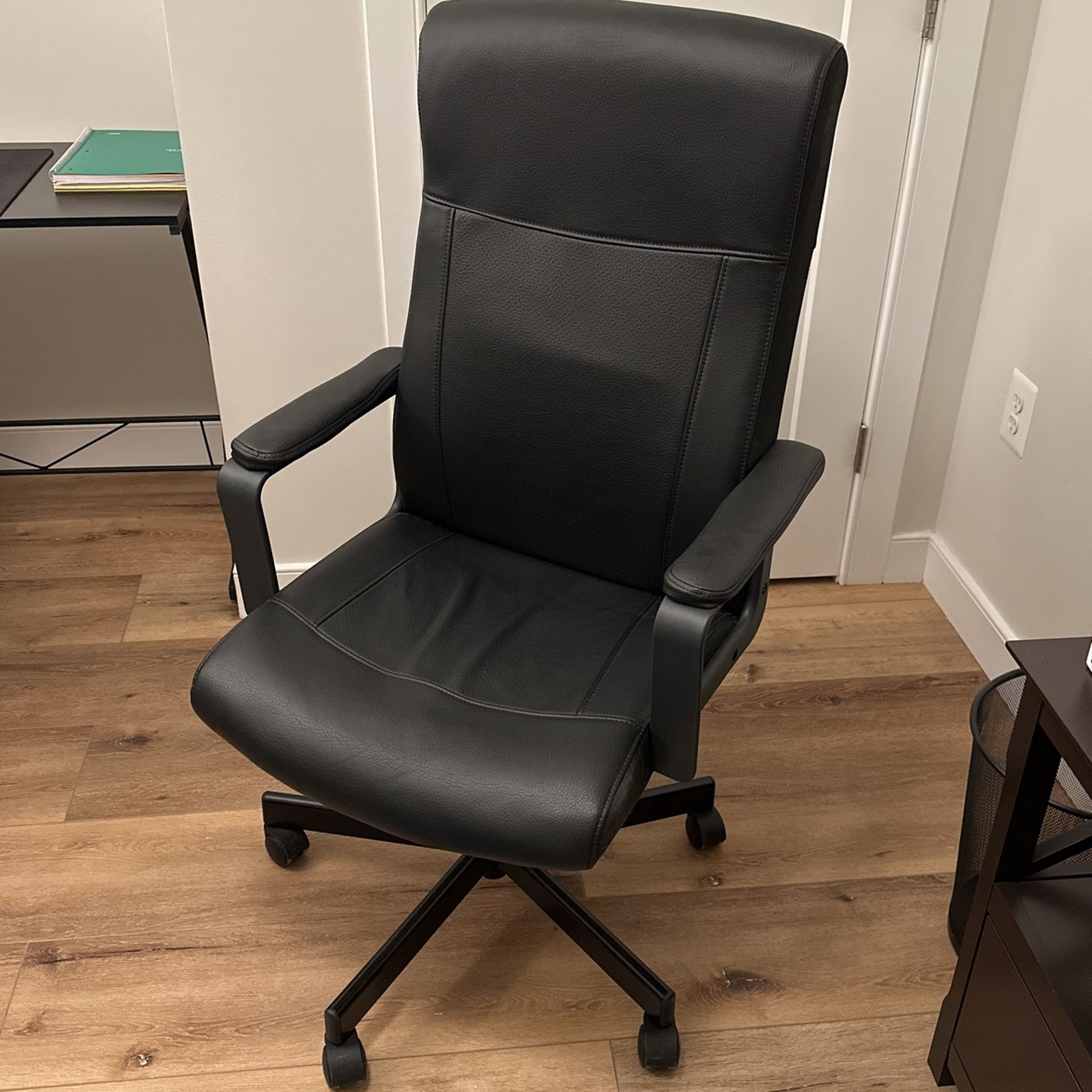 Black Office Chair In Excellent Condition
