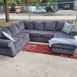Like New Grey Sectional! Amazing Condition 