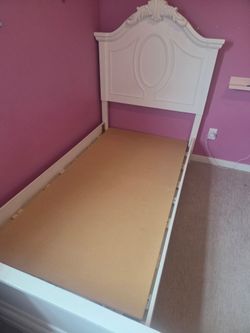 White twin wooden panel bed