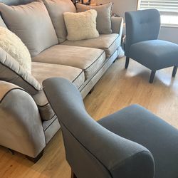 Sofa grande gris y dos chicos azules