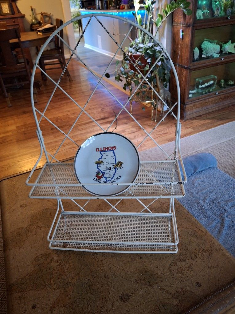 28x16 Hanging Metal Shelf & Decorative Illinois Plate