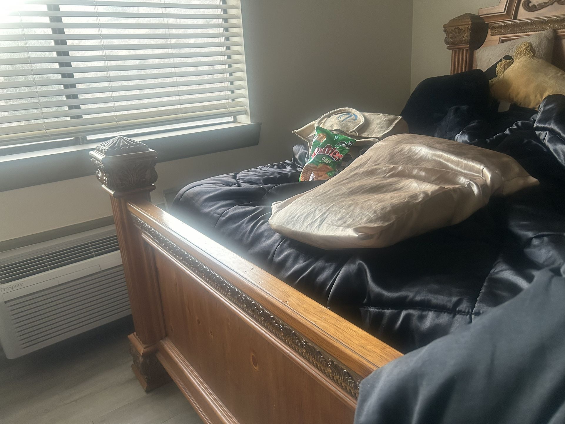 Bed For Sale In Between a Queen and a King Size