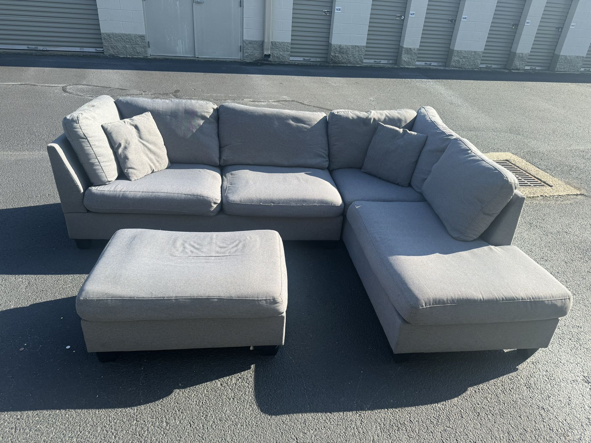 Grey Sectional With Ottoman READ DESCRIPTION 