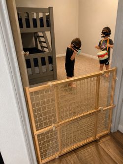 Pet/baby gate