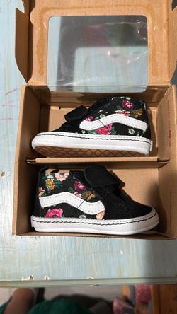 Vans Girls Shows Size 3 in infants