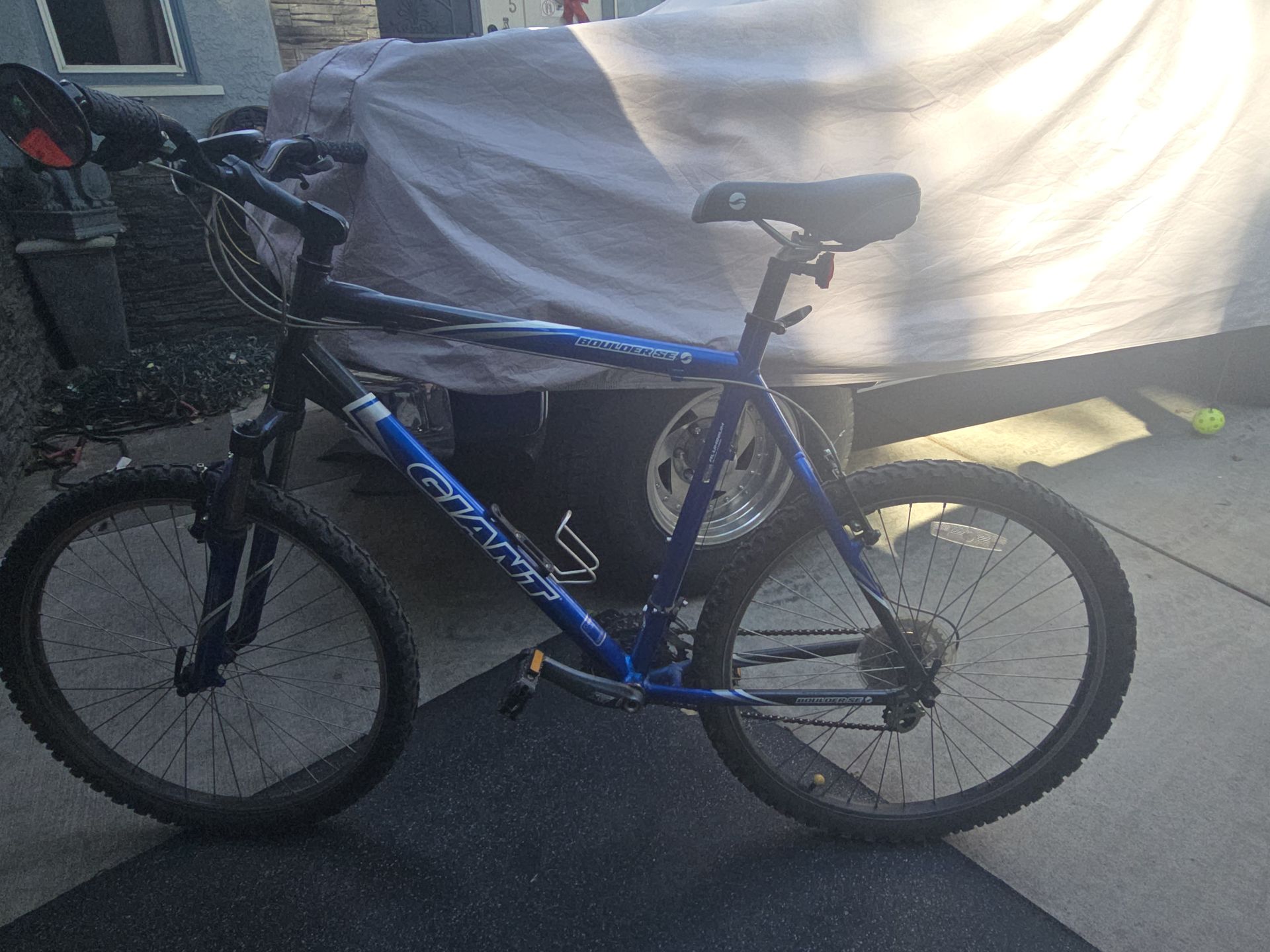 GIANT Mountain Bike Boulder SE