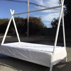 ***Twin Size Bed With Mattress ***