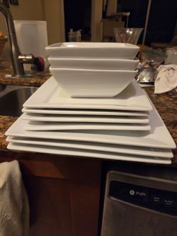 Canopy square plates and bowls
