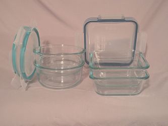 Pyrex set of 4 tupperware