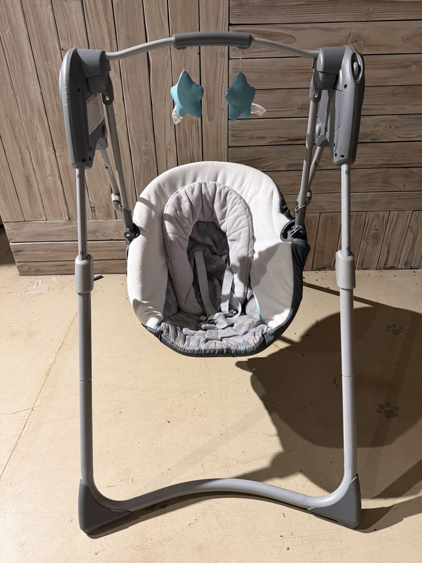 Graco Slim Spaces Compact Baby Swing