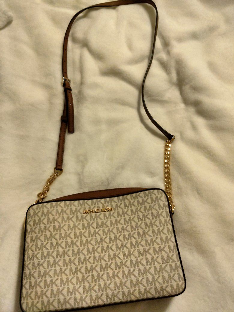 Michael Kors crossbody Purse for Sale in Clayton, NC - OfferUp
