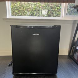 Proctor — Silex Mini Fridge
