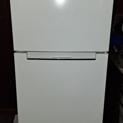 Magic Chef 10.1 cu.ft. Studio/Office/Dorm Refrigerator.