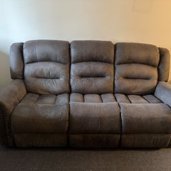 Manual recliner couch