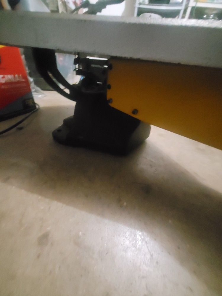 DEWALT DW788 20" VariableSpeed Scroll Saw, Used for Sale in Mansfield