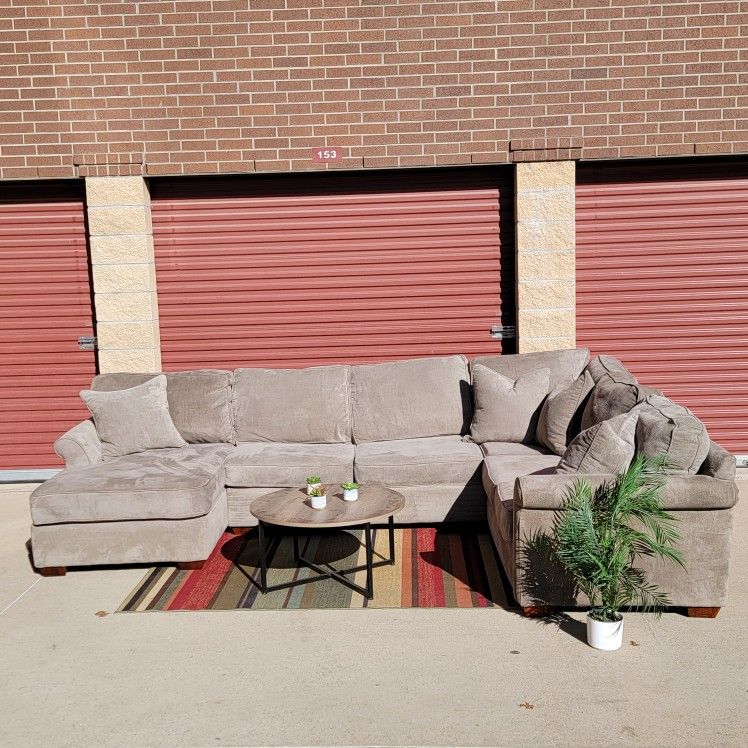 Havertys Sectional W/ Delivery for Sale in Mckinney, TX OfferUp