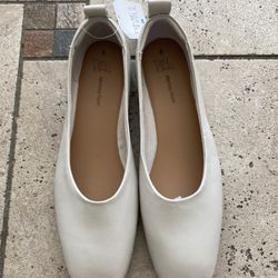 NWT Ladies Memory Foam Flats Size 8