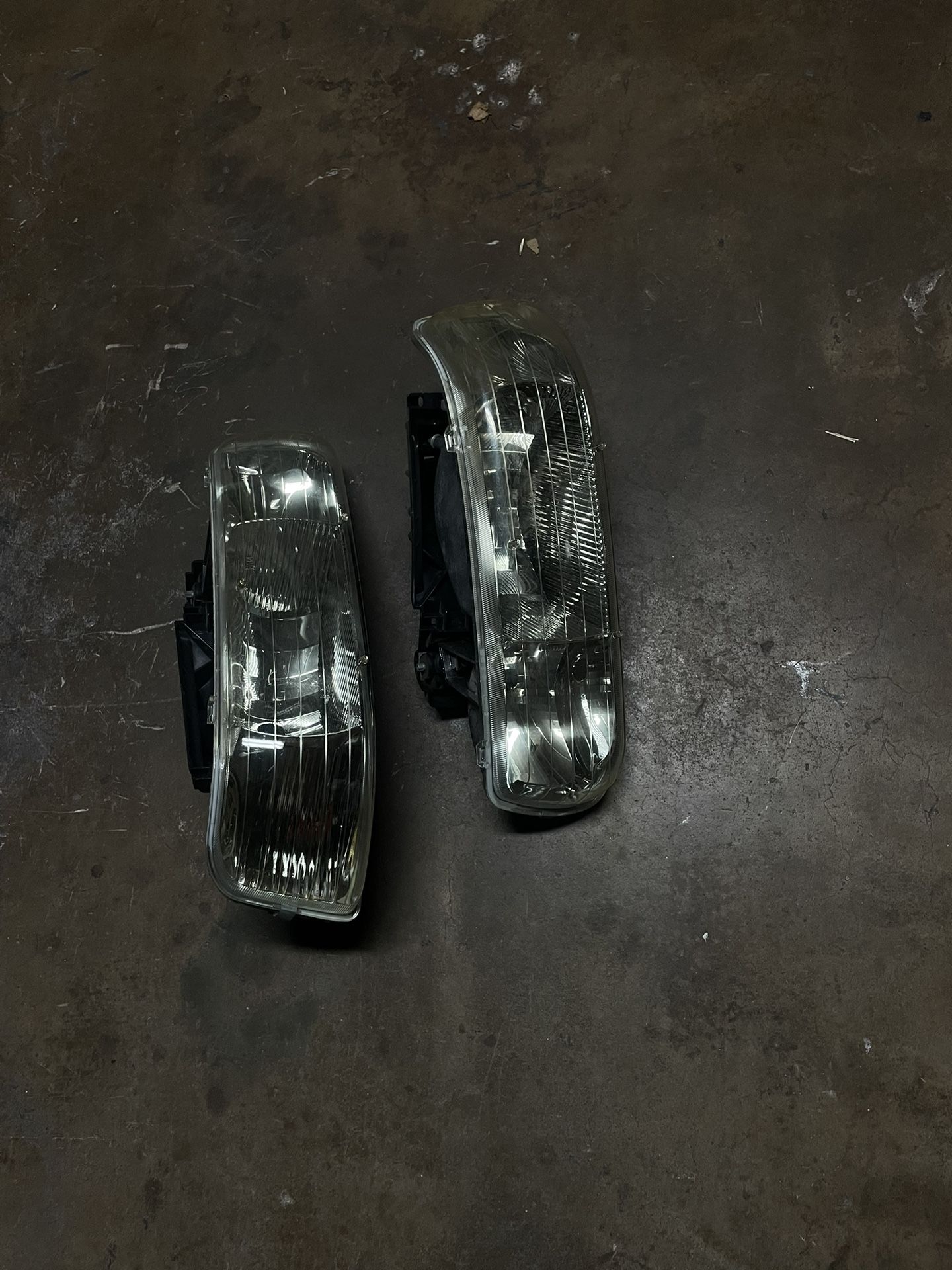 99-02 Chevy Silverado/ Tahoe/ Suburban Headlights