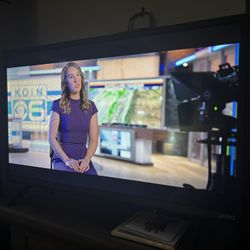 Vizio 32” smart tv with remote excellent condition 