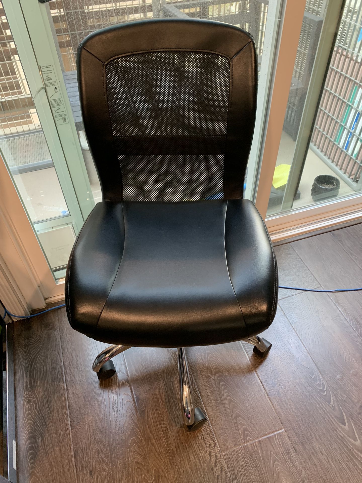 Mainstays BLACK Mid-back, Vinyl Mesh Task Office Chair