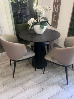 Dining table in 3 chairs