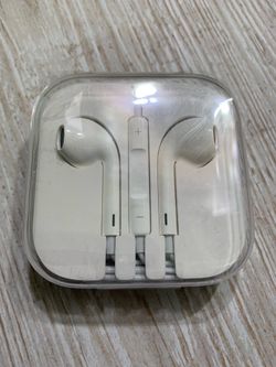 Apple EarPods with 3.5mm Headphone Plug - New