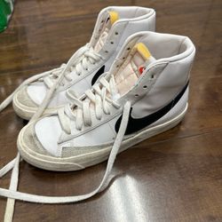 Nike Shoes (woman 7.5 size)