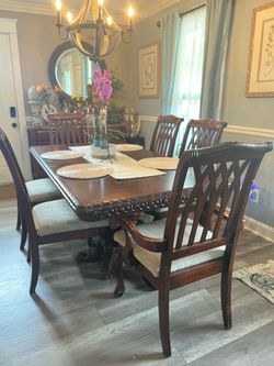 Dining Table Set – Table + 6 Chairs – Great Condition ✨ Sits 8 people w/extension